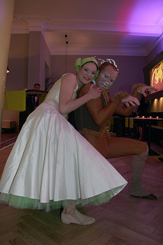 Dabei waren auch Sophie Aimée Abrioux und Arthur Demeter, die am Staatstheater am Gärtnerplatz in Alice im Wunderland tanzten und zur Eröffnungsparty in den Originalkostümen der Balletaufführung durch die Party huschten (Foto: Martin Schmitz)